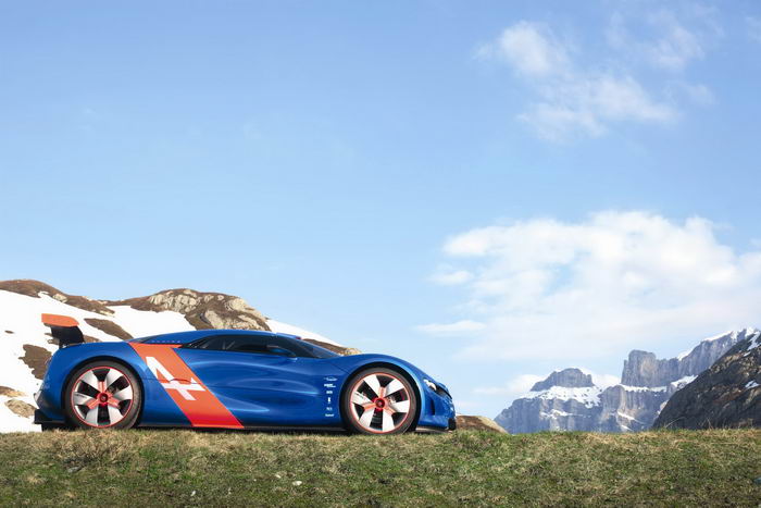 Renault Alpine 110-50 на фоне Альпийских гор