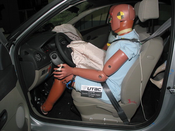 Краш-тест Renault Clio III EuroNCAP - манекен на водительском кресле, после краш-теста