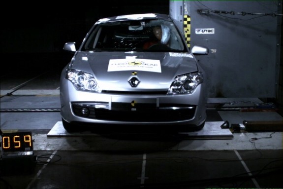 Краш-тест Renault Laguna III - столкновение со столбом - pole test