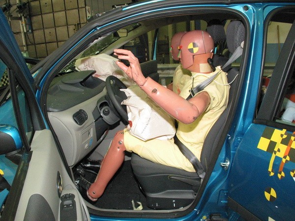 Краш-тест Рено Модус по методике EuroNCAP - манекен-водитель после лобового столкновения