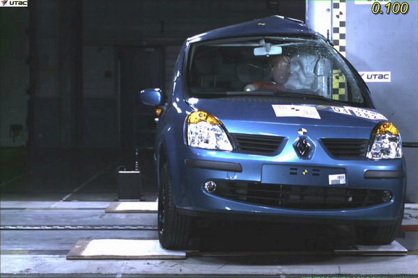 Краш-тест Рено Модус по методике EuroNCAP - pole-test (боковое столкновение со столбом)