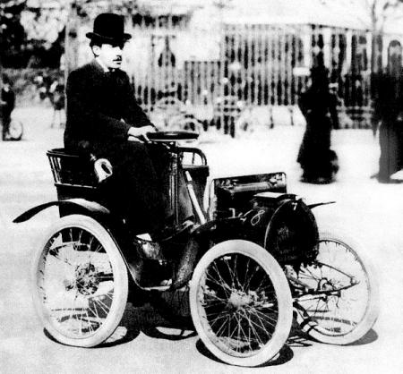 Луи Рено на одном из своих первых автомобилей