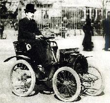 Луи Рено за рулем собственной машины: он надеется победить в популярной гонке ПАРИЖ - РАМБУЙЕ, 1899 г.