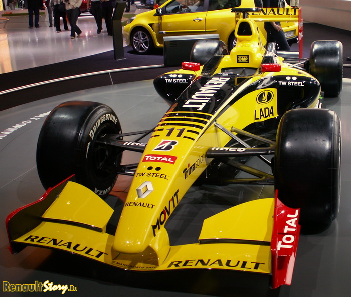 Знаменитый болид Formula-1 Renault под 11 номером