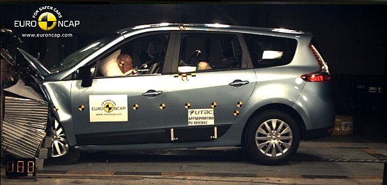 Фронтальный удар - Фото с полигона EuroNCAP - Испытания New Renault Grand Scenic
