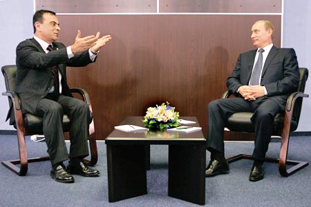 Премьер-министр РФ Путин и глава Renault Карлос Гон